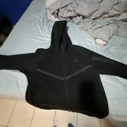 NIKE TECH SIZE ADULT LARGE