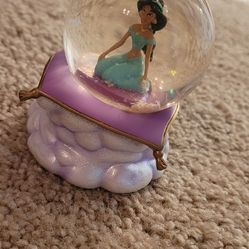 NIB Vintage Disney Jasmine Snowglobe 