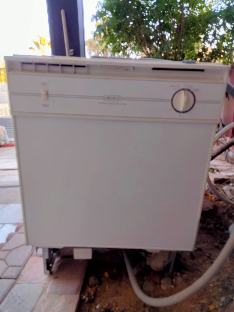 Gloss White Dishwasher