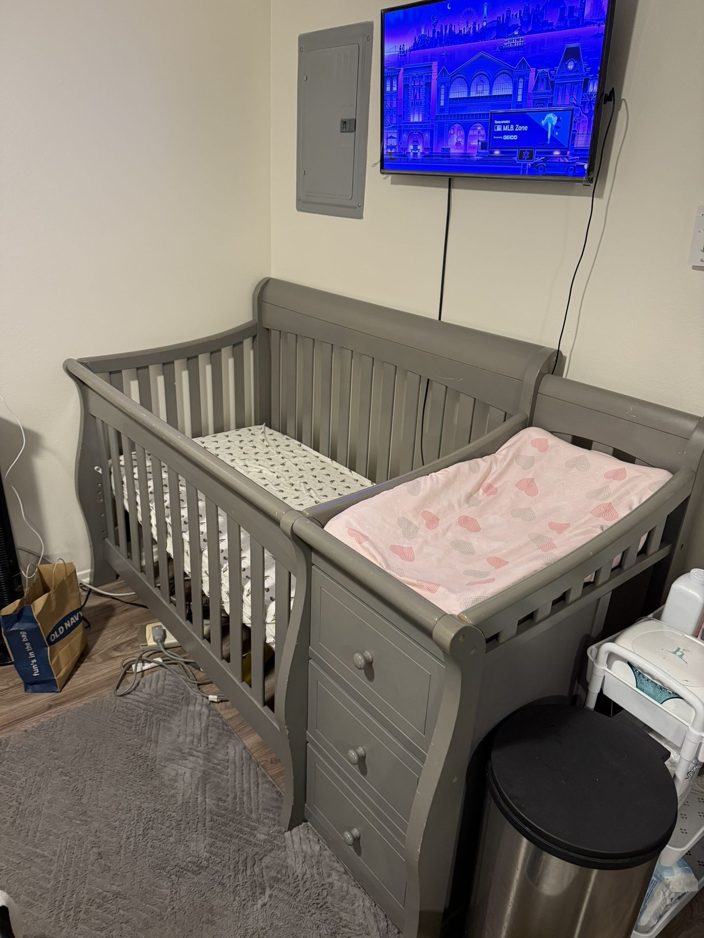 Crib With Mattress and Changing Table