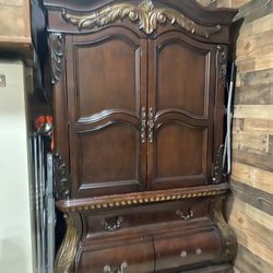 Large Chest With Clothing Rack And Drawers Good Condition 