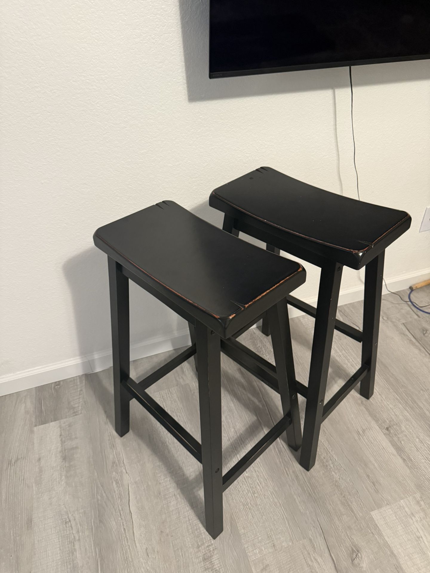 2 bar stools in black 