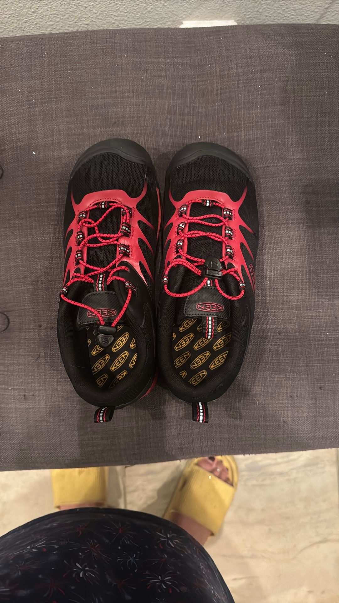 New Boys Keen Sneakers Size 6 Red & Black No Tie Laces