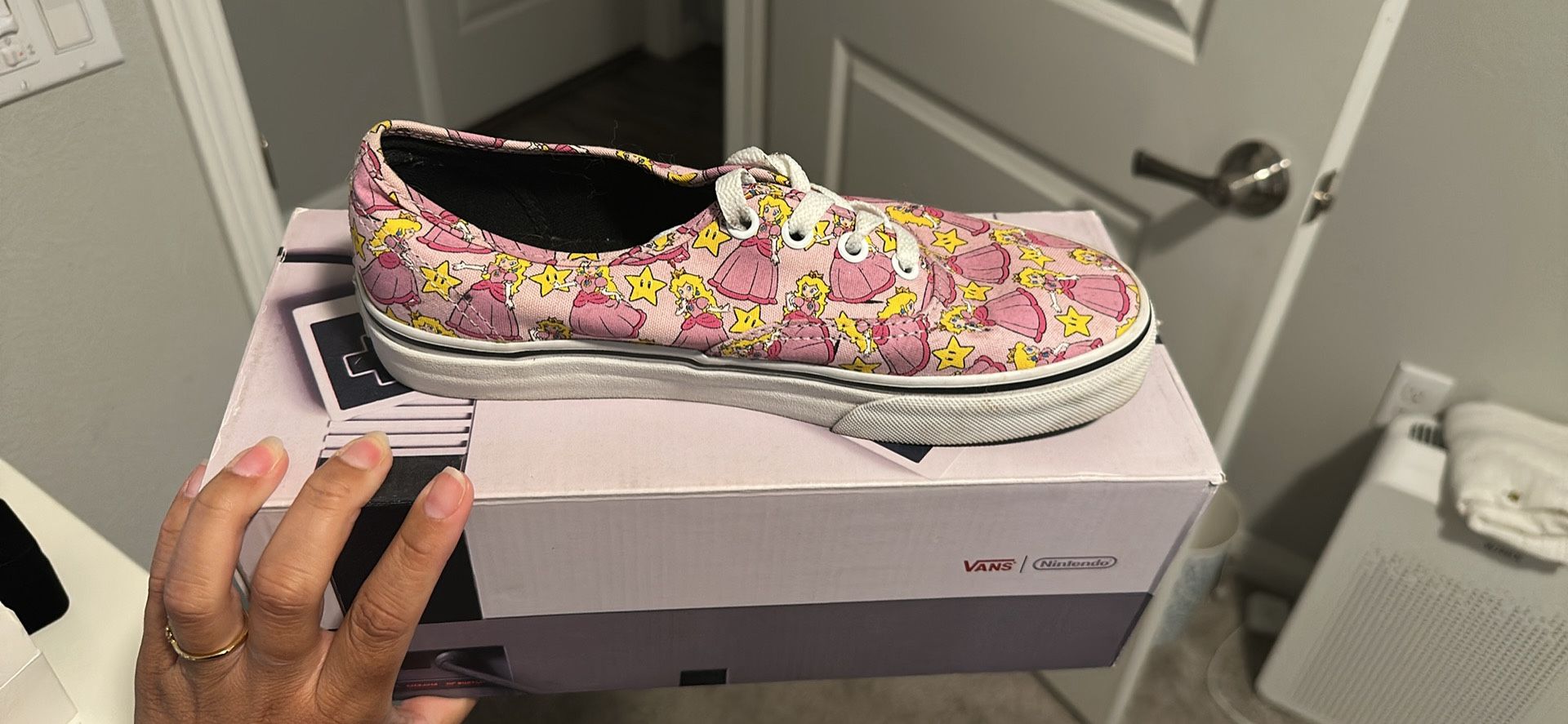 7.5 vans nintendo princess peach