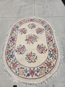 100% Wool handmade Oval Rug- used- (4 x 6)