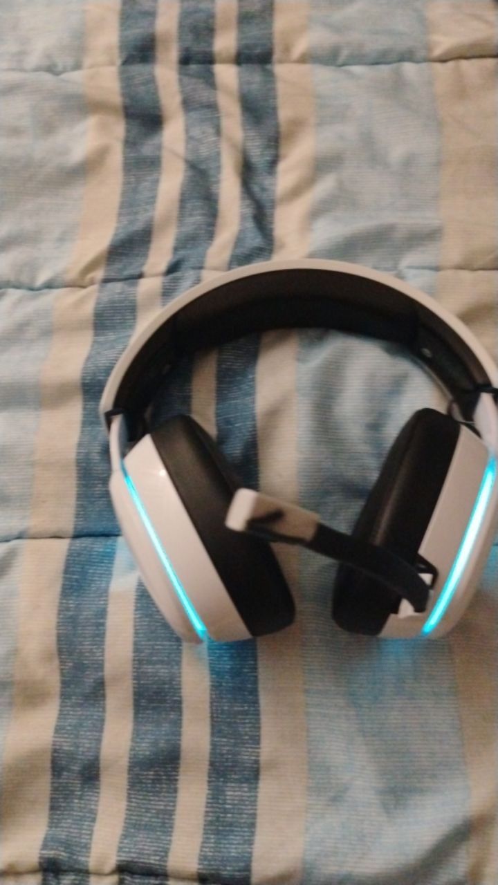 The Colorfire Solaris USB Wired Headset, which shares a similar aesthetic