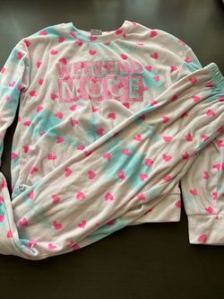 conjunto de pijama de felpa para niñas de la marca Jellifish Kids con estampado de corazones. En talla 10/12