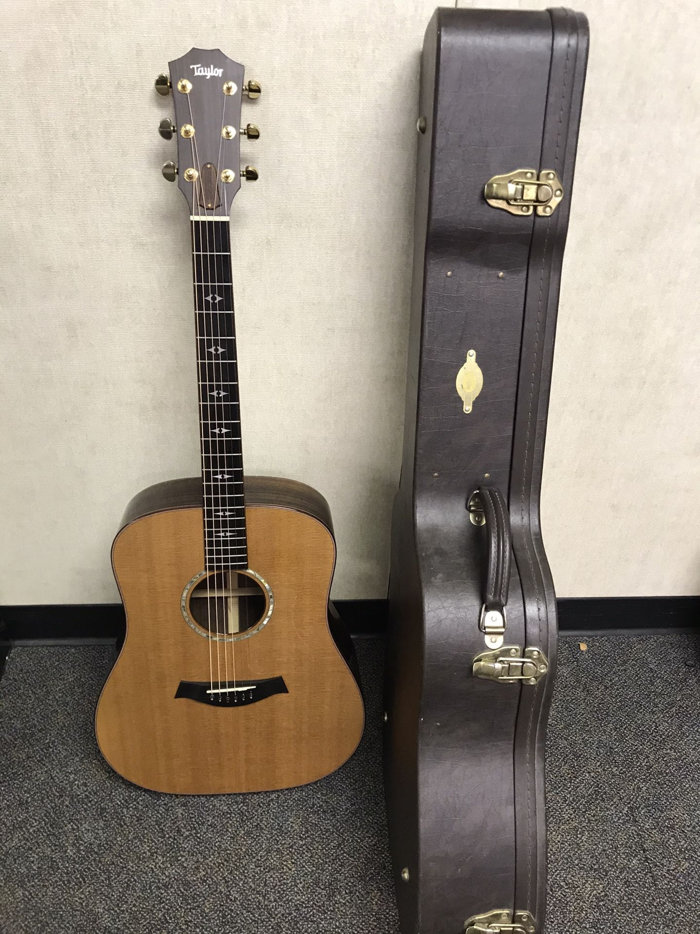 Taylor Acoustic Electronic Guitar 810WMB Dreadnought for Sale in