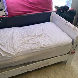 Twin Bed w/ Sleigh 