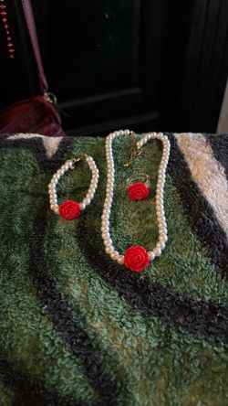 Costume Jewelry Set Must Pick Up