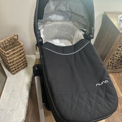 Nuna Demi Grow Bassinet With Stand 