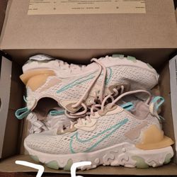 Nike React Vision
Pearl White Green Glow