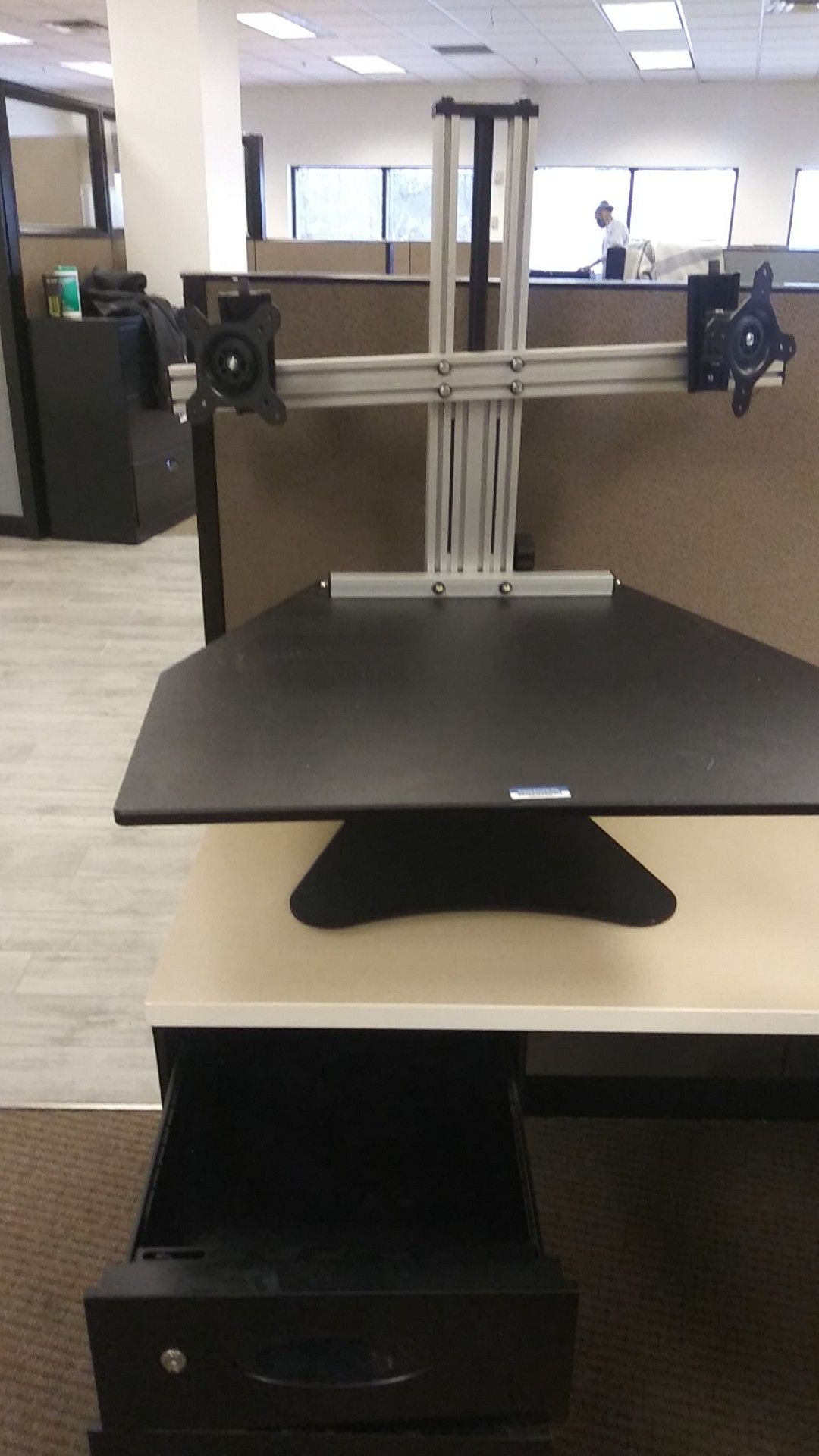 Sit and stand desk