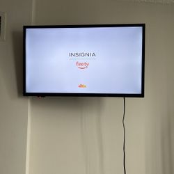 INSIGNIA 32-inch Class F20 Series Smart HD 720p Fire TV with Alexa Voice Remote