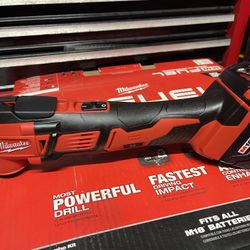 MILWAUKEE M18 MULTI-TOOL #2626-20  And BATTERY 5.0.  (( Is Was On Display By Milwaukee Event ))  Used For Check  Only  