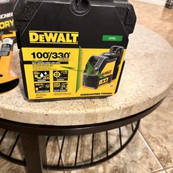 📌DEWALT 100 ft. Green Self-Leveling Cross Line Laser Level with (3) AA Batteries & Case (PRECIO FIRME NO MENOS 👉$140 new