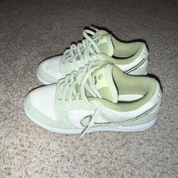 Wmns Dunk Low SE 'Fleece - Honeydew'