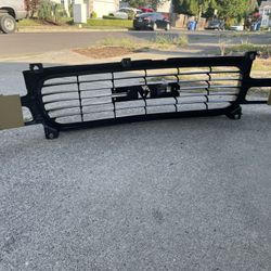 2001 GMC Yukon Grill