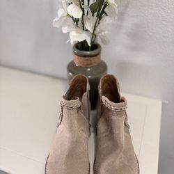 Earth women ankle boots size 5