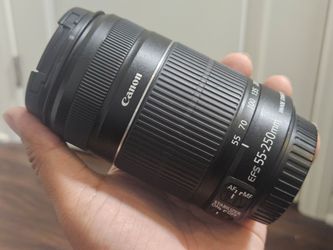 Canon EF-S 55-250mm f/4-5.6 IS Telephoto Lens in excellent condition