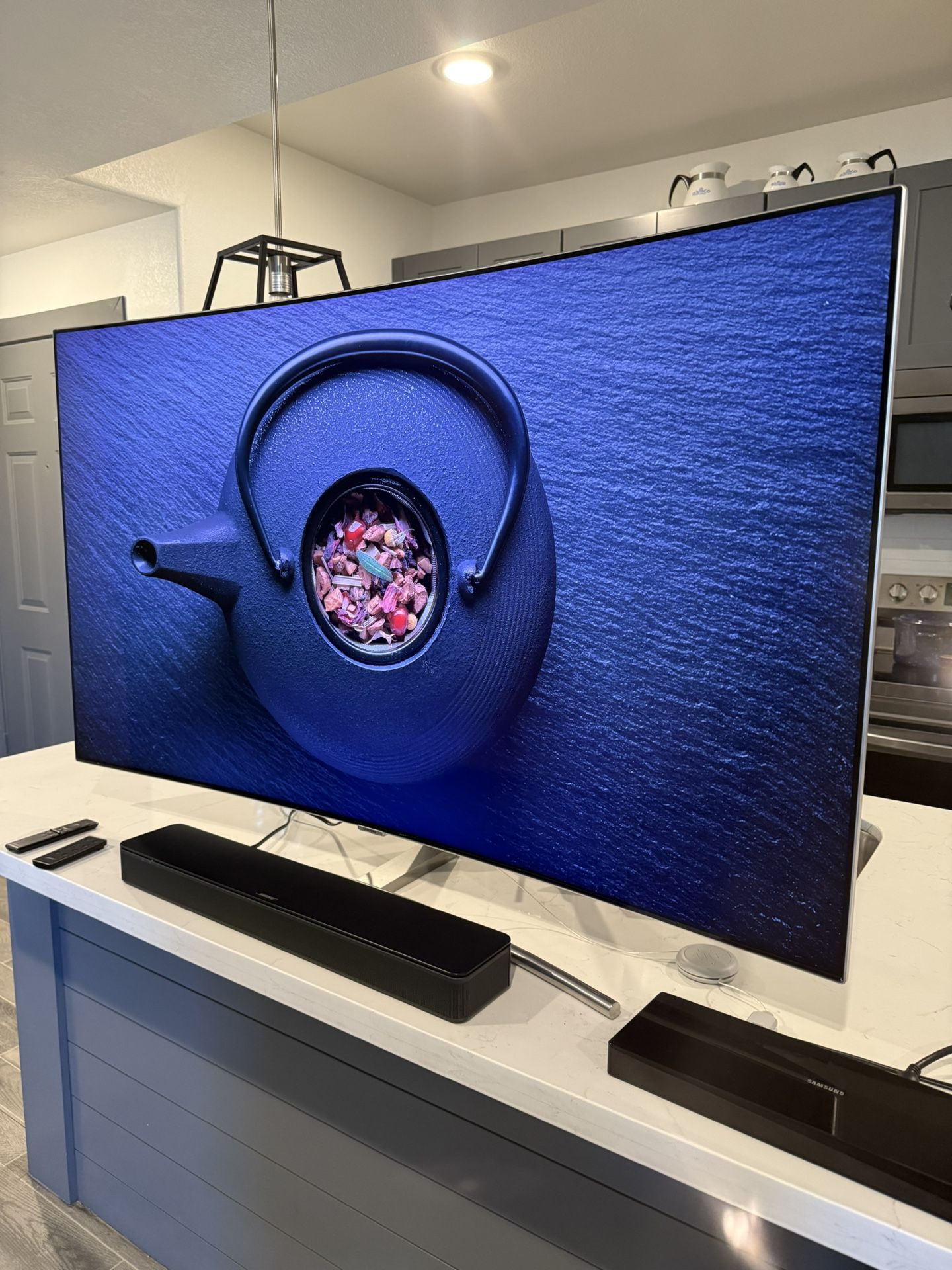 Qled Curved! 55” Samsung 4k HDR UHD 4k! Excellent Picture!!