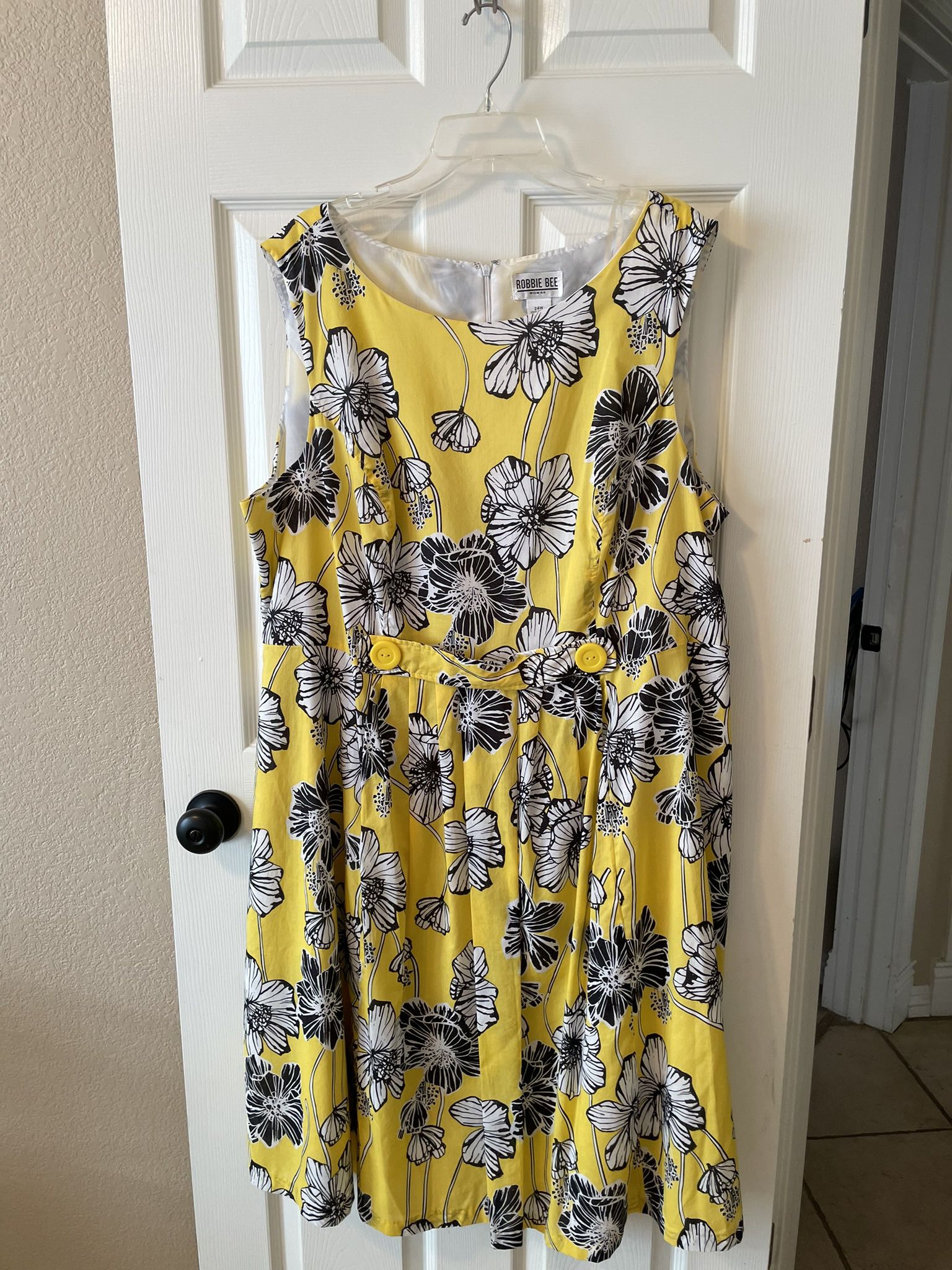 Sleeveless Yellow/Black Dress - Size 24