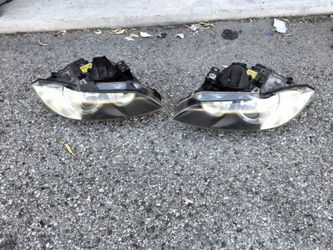 2007-2011 bmw 328i Coupe (2 doors) headlights with all the accessories OEM.