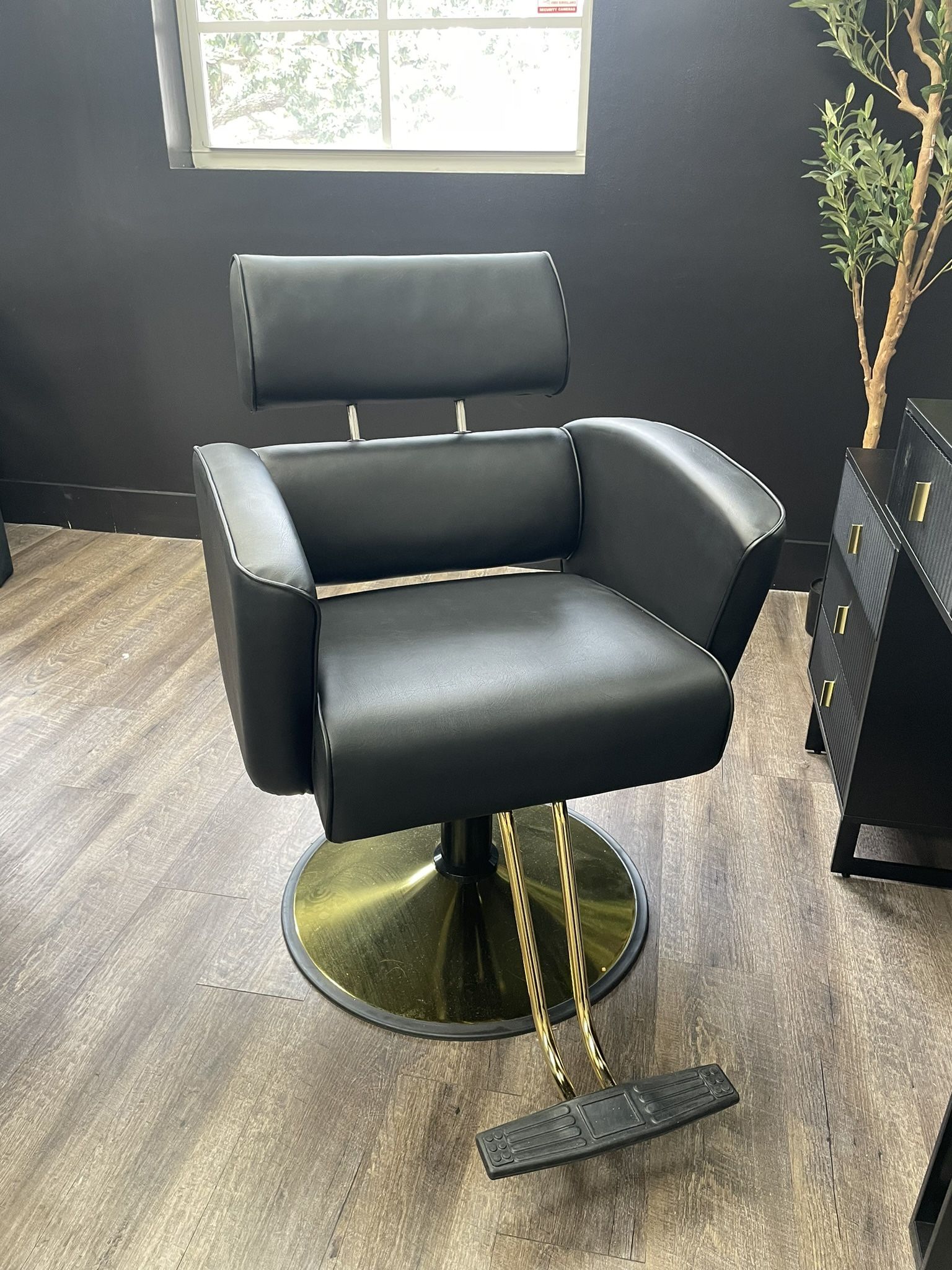 “Hydraulic Salon Chair – 360° Swivel & Recline for Stylists