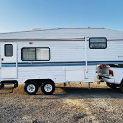 2000 Komfort 25’ FifthWheel *Comes With Hitch & Generator*