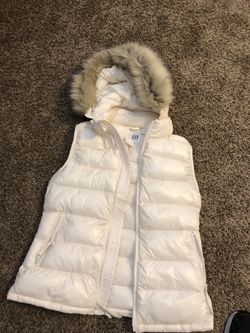 GAP women’s small down alternative vest with removable faux fur lined hood. Brand new, never worn still has original tags for $98