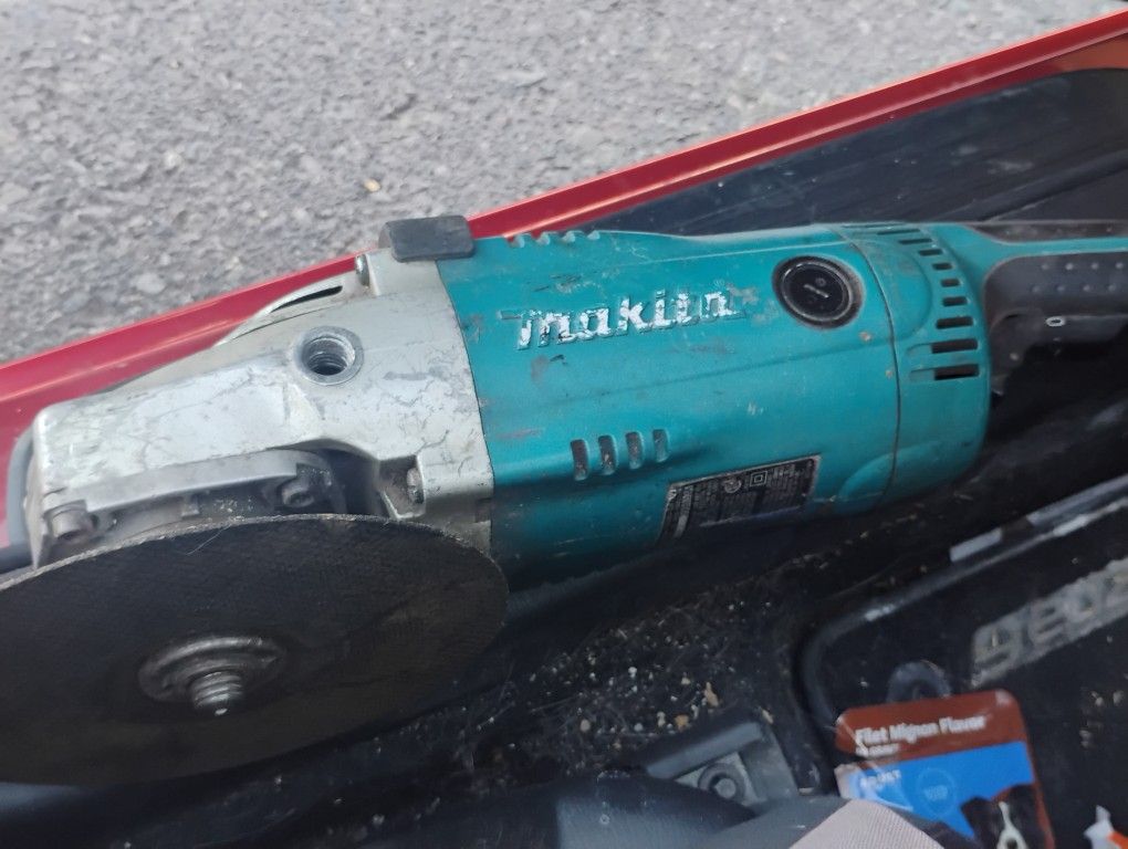 Makita Grinder 7in
