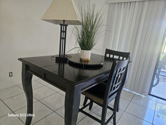 Expandable dining set.