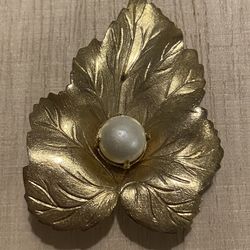 Vintage Sarah Coventry Goldtone Brooch with Faux Pearl