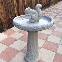 New Bird Bath Made Out Of Cement Perfect Gift 