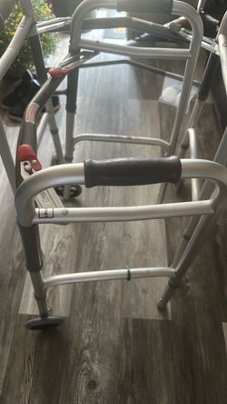 Andador plegable ajustable de dos botones Drive Medical Deluxe