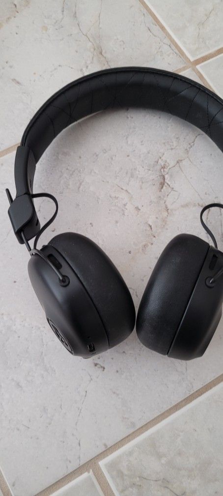 Bran New Wireless Head Phones Husband Never Uses skull Candy Works With All 4k Tv