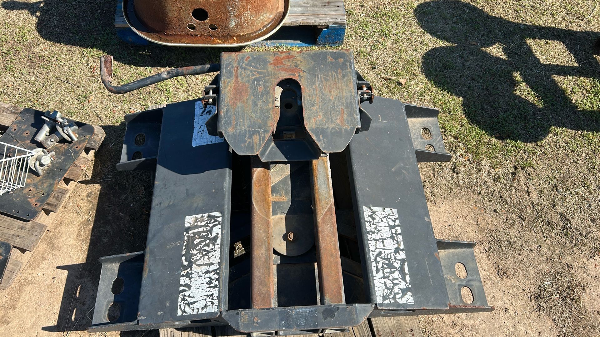 Fifth wheel hitch for a short bed third GEN Dodge