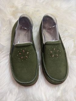 NWOT: Revitalign Siesta Terrazo 9D Wide Olive Rose Embellished Suede Slip On Loafers