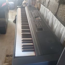 Yamaha DGX670 88-Key Portable Grand