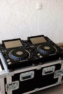 2 pioneer CDJ-3000 dj decks CDJ 3000 alphatheta