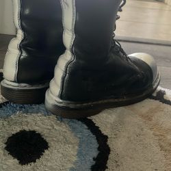 Beat the Hell Up Dr. Martens, Comfortable Women Or Men Boots. They Will Stomp; Make You Feel So Cool, They’re Are Súper Durable, Will Withstand Foreva