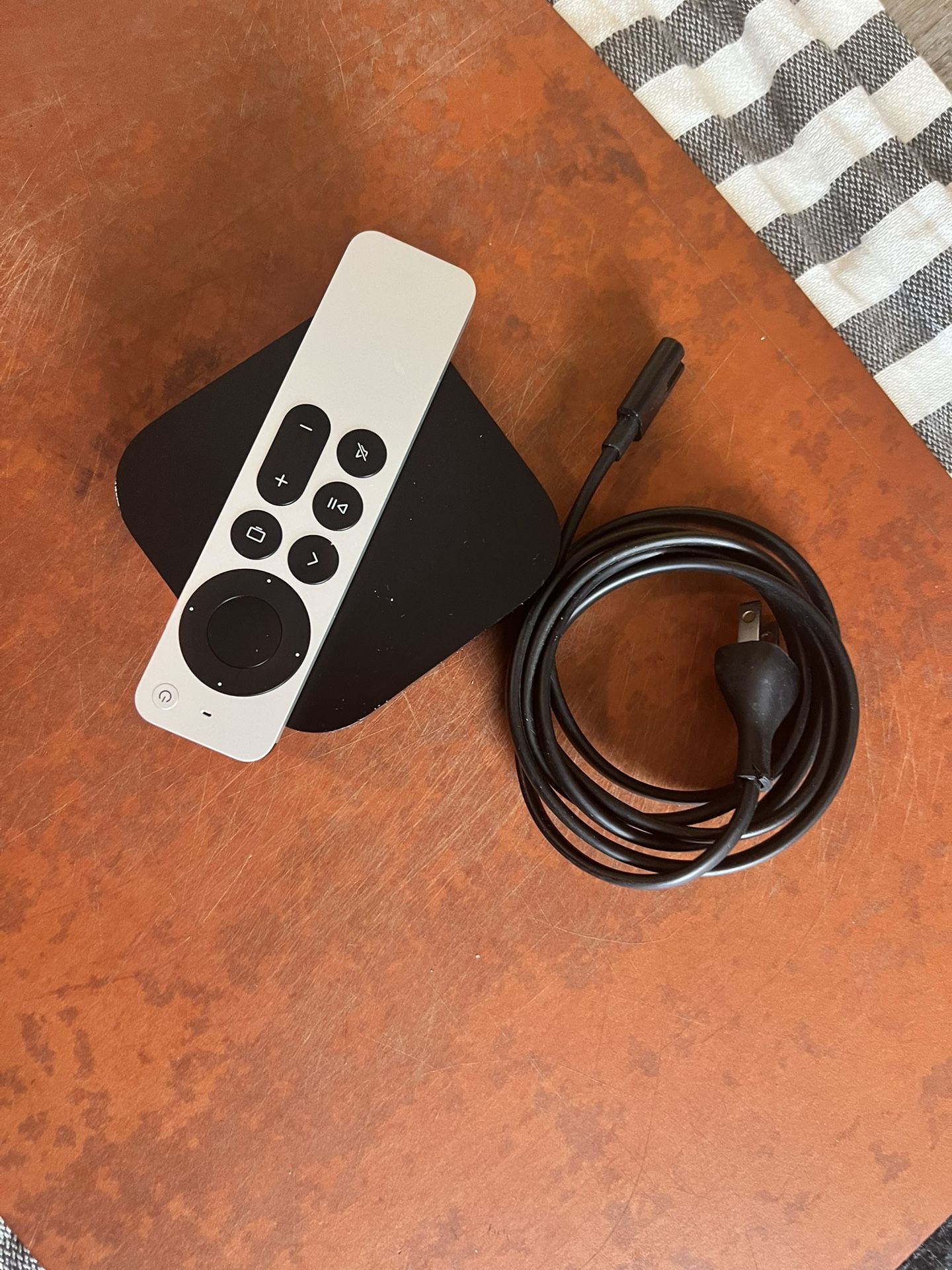 Roku Ultra LT LIKE But APPLE TV 4K This Time.