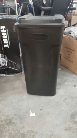 Rubbermaid 50 gal Roughneck Wheeled Plastic Garage Trash Can, Black Black -  50 gal for Sale in Hackensack, NJ - OfferUp