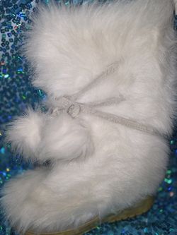 White Fur Boots With Cross Shoestring