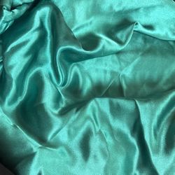 1 Green/ Hunter Green Satin Drape (306”x59”)