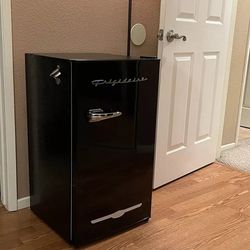 FRIGIDAIRE RETRO 3.2 MINI FRIDGE BLACK NICE $75!