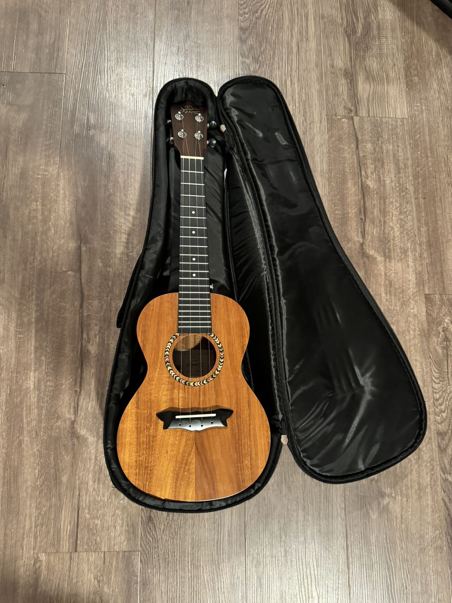Enya Ukulele EUS-200A With Enya Guitar Bag And Strings