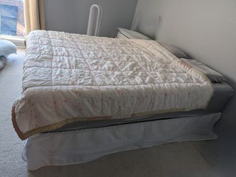 White Bed skirt (Queen)