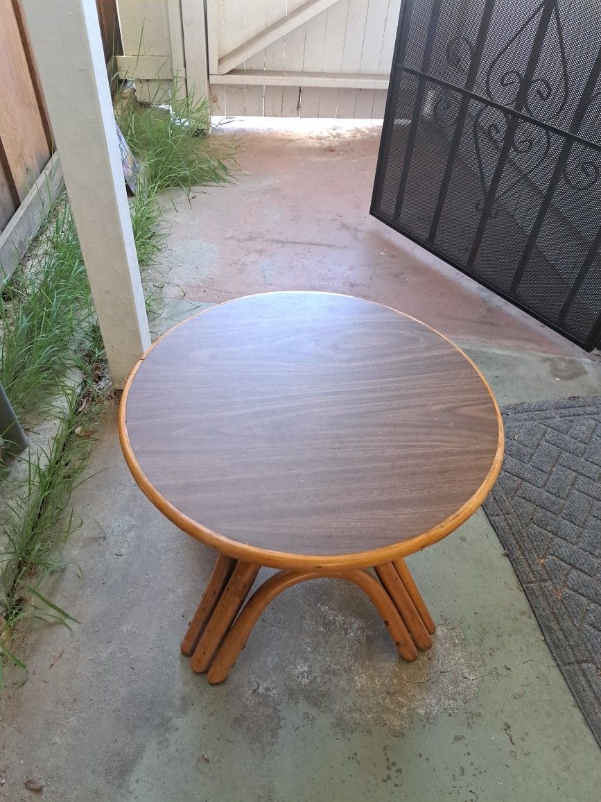 Two Tone Round Coffee Table 17x22