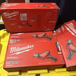 Milwaukee M12 12V Lithium-Ion HACKZALL Cordless Reciprocating Saw Kit with One 1.5Ah Battery, Charger and Tool
